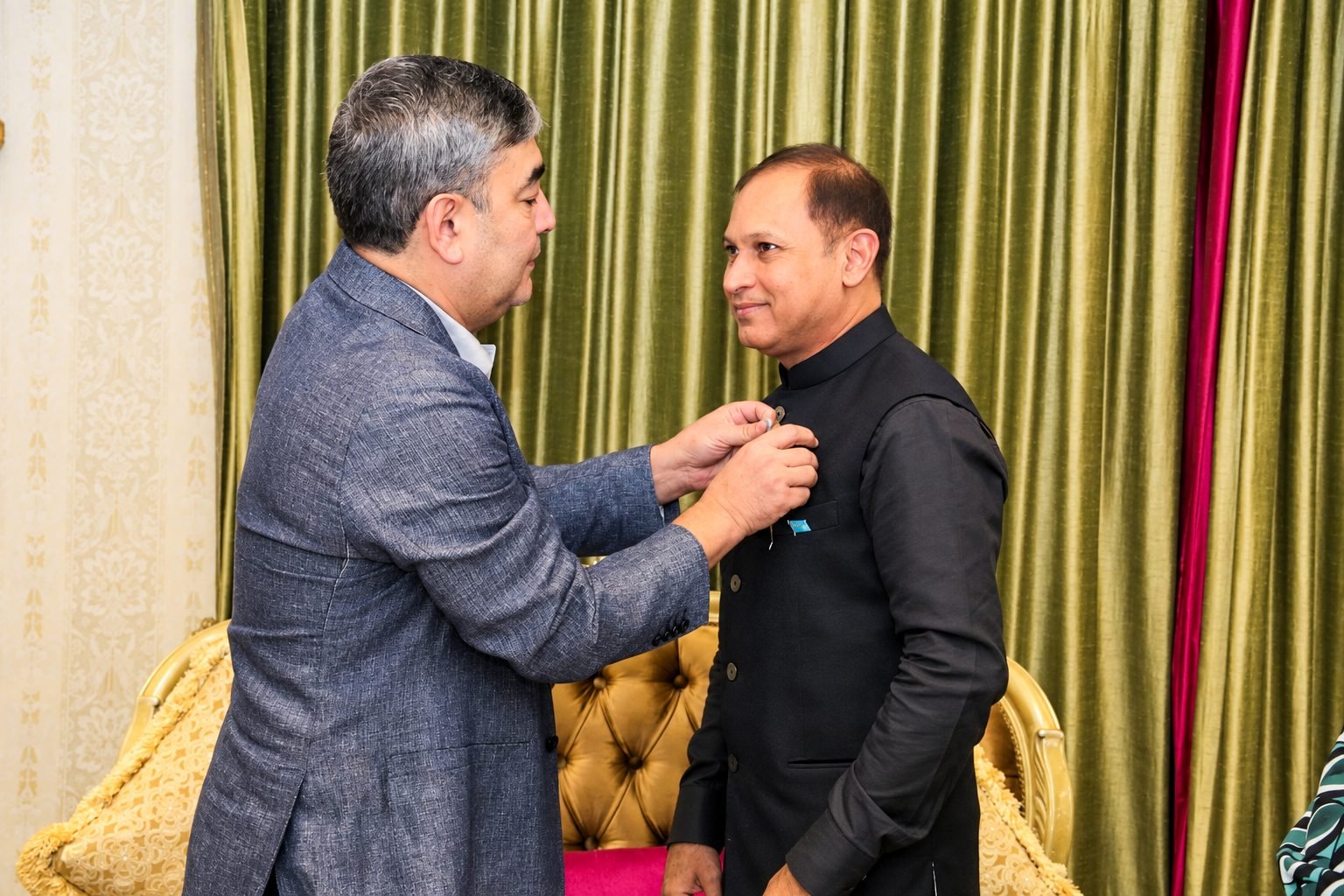 Ambassador Nurlan Zhalgasbayev presents the 30th Anniversary Jubilee Medal to Dr. Nawab Mir Nasir Ali Khan