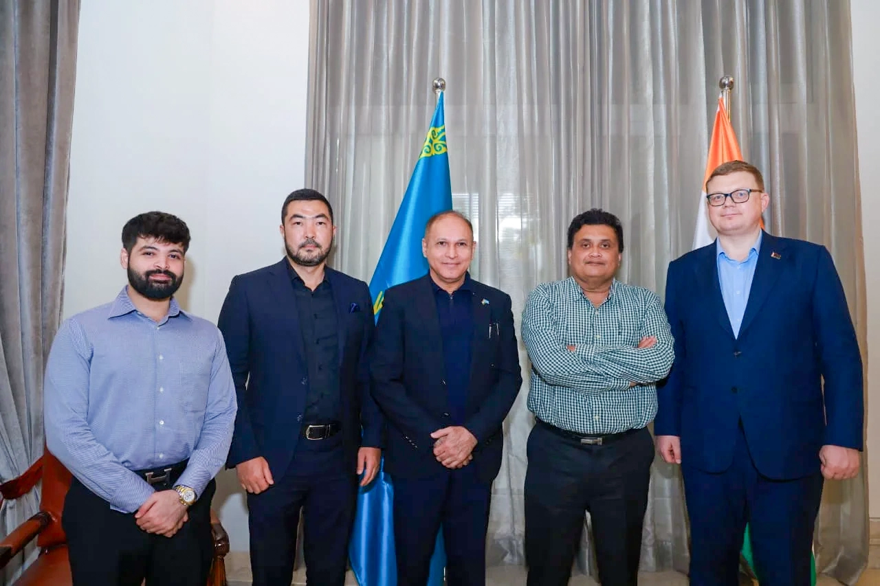 Dr. Nawab Mir Nasir Ali Khan with guests at a dinner reception honouring U.S. Consul General Laura Williams at his Hyderabad residence.